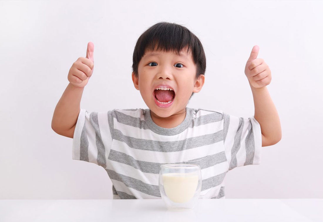 Cho con uống nước ấm và sữa nóng cũng là một trong những cách tăng cường sức đề kháng cho trẻ